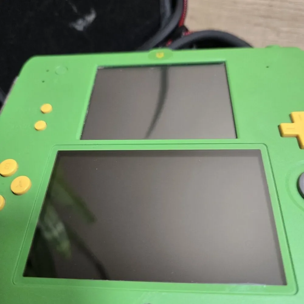 NINTENDO 2DS ZELDA EDITION GREEN PROTECTIVE CASE & TRAVEL CASE Tested No Stylus